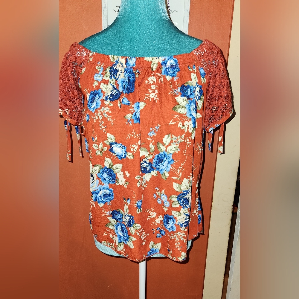 Off shoulders blouse